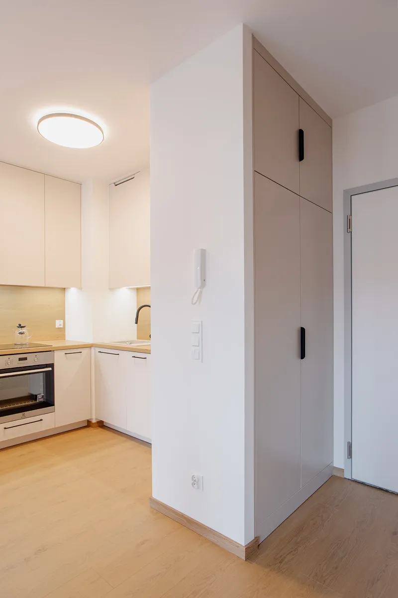 Przedpokój z kaszmirową szafą